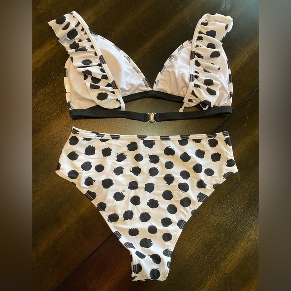 Bikini - Picture 2 of 2